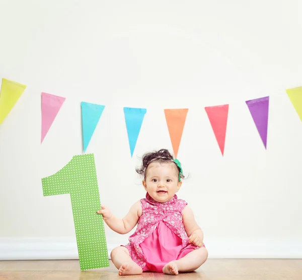 Baby meisje vieren eerste verjaardag — Stockfoto