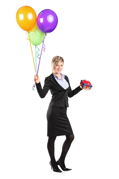 Donna in possesso di presenti e palloncini — Foto Stock