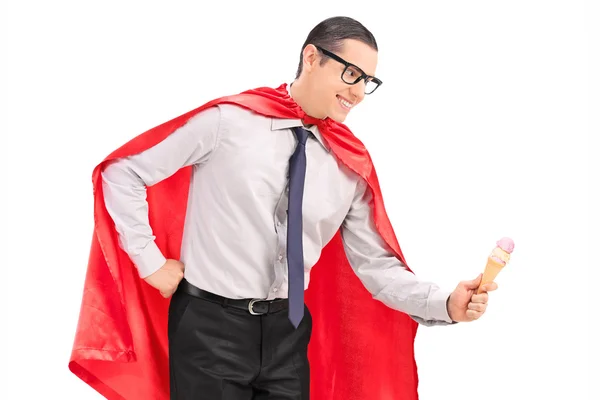 Hombre superhéroe ofreciendo helado — Foto de Stock