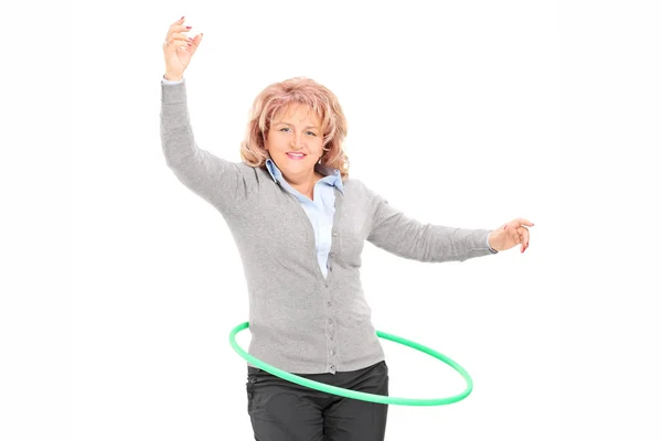 Reife Frau dreht Hula-Hoop-Reifen — Stockfoto