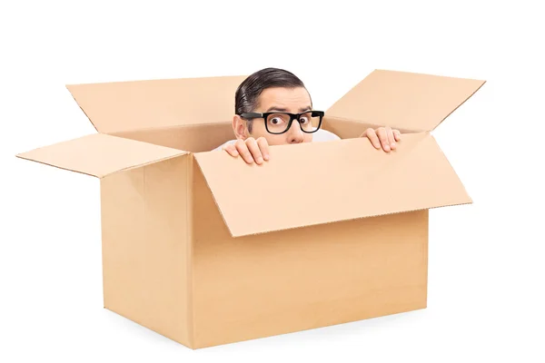 Scared man in carton box — Stock Photo, Image