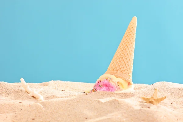 Eis auf Sand gespritzt — Stockfoto