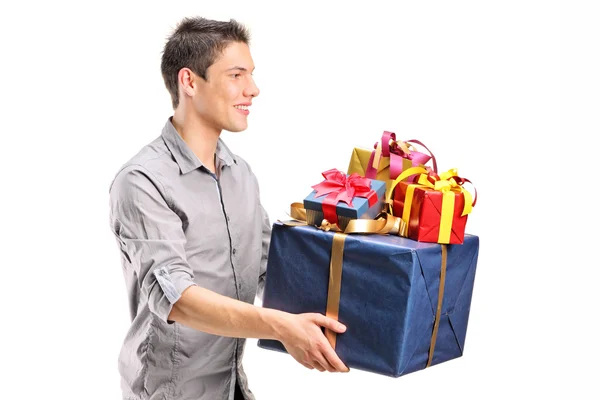 Молодой человек с подарками — стоковое фото