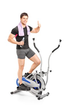 cross trainer makine üzerinde adam