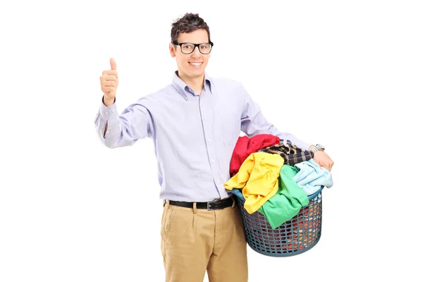 Hombre sosteniendo cesta de lavandería — Foto de Stock