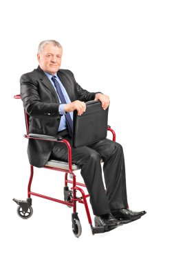 Tekerlekli sandalyede oturan olgun iş adamı