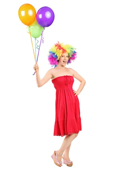 Mädchen mit Perücke und Luftballons — Stockfoto