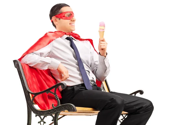 Hombre superhéroe comiendo helado — Foto de Stock