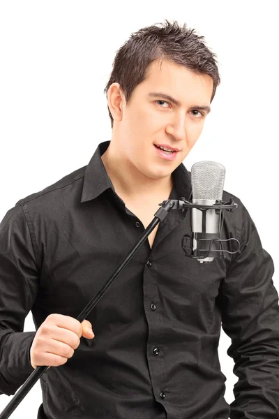Elegante cantante masculino sosteniendo micrófono —  Fotos de Stock