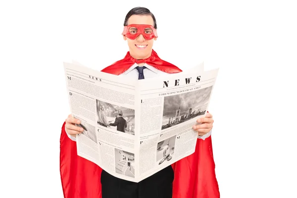 Super-herói mascarado lendo as notícias — Fotografia de Stock