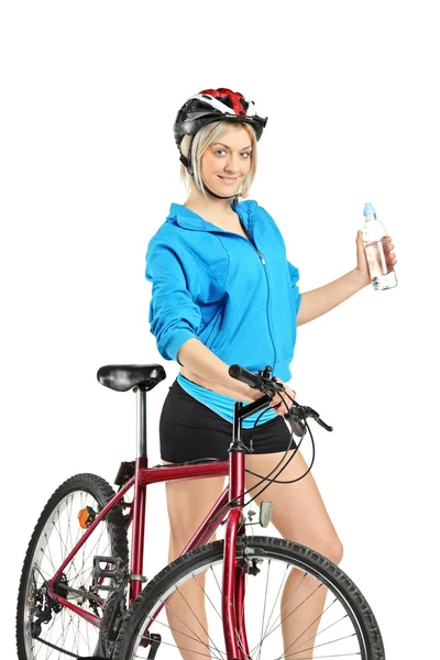 骑单车的女子控股矿泉水瓶 — 图库照片