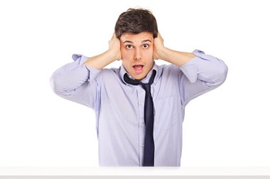 Genç adam kulaklarını kapatıyor.