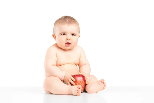 Junge spielt mit Apfel — Stockfoto