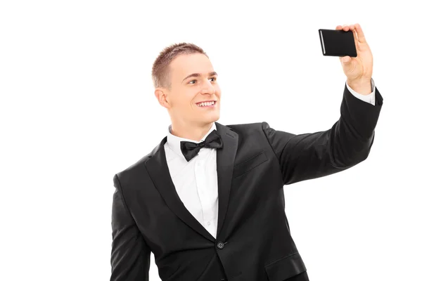 Elegancki mężczyzna biorąc pod selfie — Zdjęcie stockowe