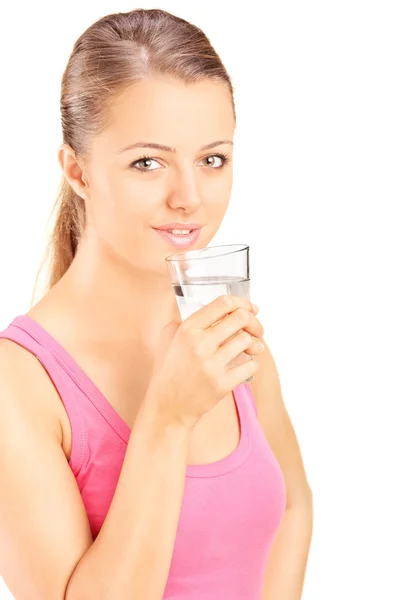 Frau trinkt Wasser aus Glas — Stockfoto