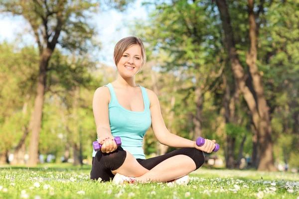 Donna con manubri nel parco — Foto Stock