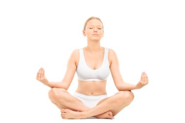 genç kadın yerde meditasyon