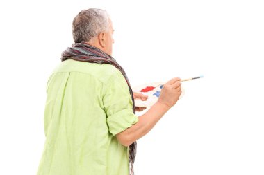 Olgun ressam holding boya fırçası