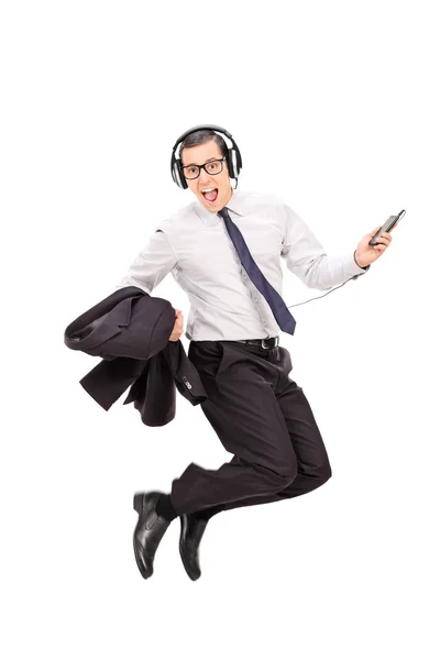 Empresario escuchando música por teléfono — Foto de Stock