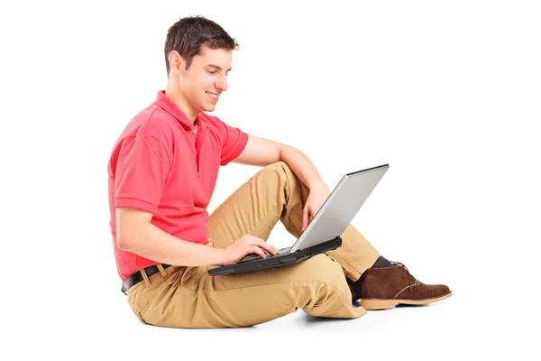 Junger Mann arbeitet am Laptop — Stockfoto