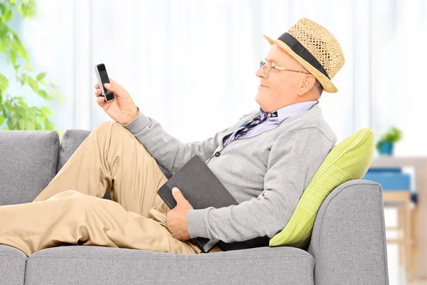 Starší muž posílání sms — Stock fotografie