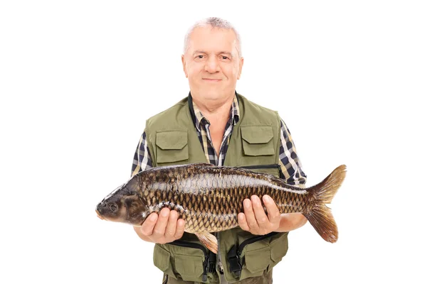 Pescador maduro sosteniendo pescado fresco — Foto de Stock