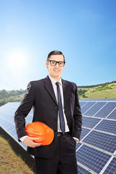 Inženýr se solárními panely — Stock fotografie