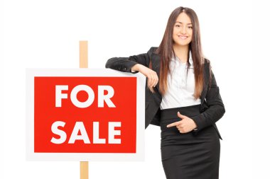 panel doğru işaret eden kadın