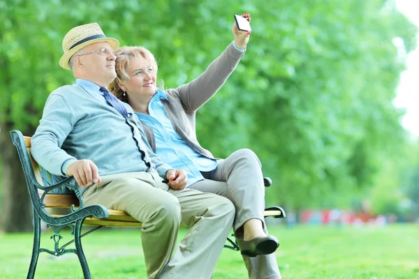 Pareja de ancianos tomando selfie — Foto de Stock