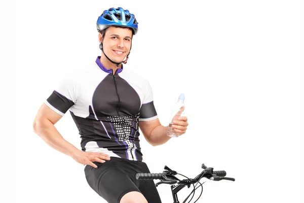 Biker op fiets bedrijf fles — Stockfoto
