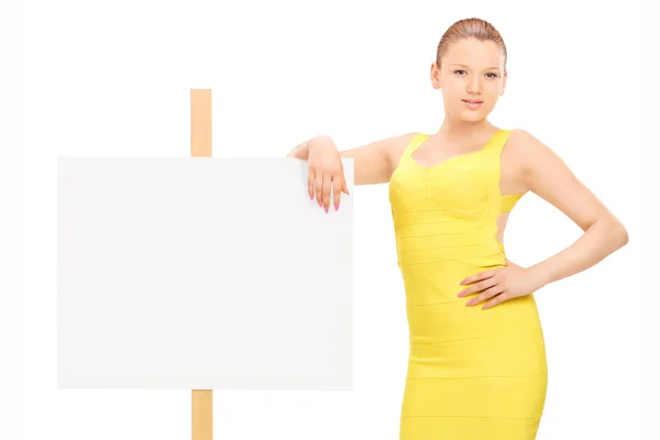 空白の看板が立っている女性 — ストック写真