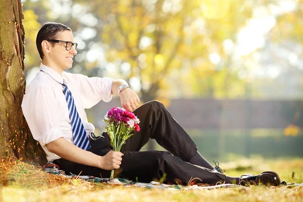 Uomo con mazzo di fiori — Foto Stock