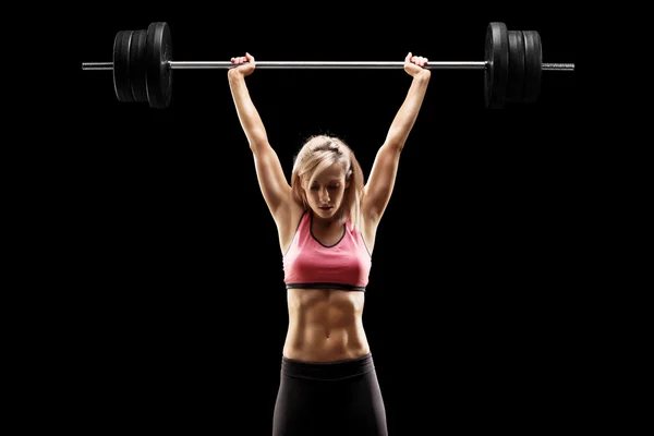 Mulher muscular levantando pesado barbell — Fotografia de Stock