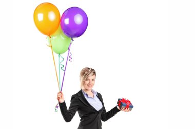 mevcut tutan kadın ve balon