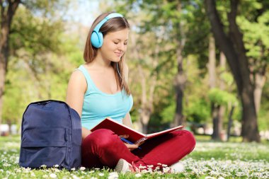 kulaklıklarla okuyan kadın