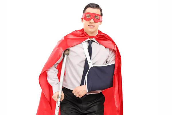 Manliga superhjälte med bruten arm — Stockfoto