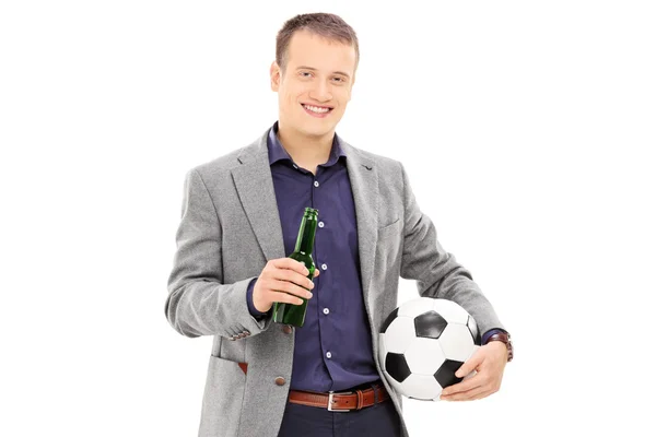 Hombre sosteniendo cerveza y fútbol —  Fotos de Stock