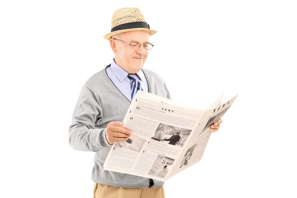 Senior herre läsa tidningen — Stockfoto