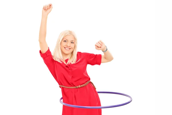 Donna che si esercita con hula hoop — Foto Stock