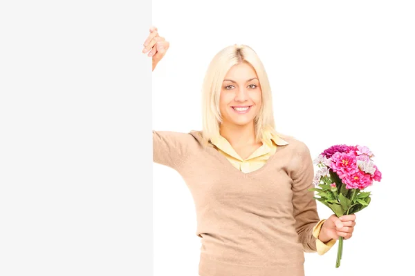 女性の花を持つ — ストック写真