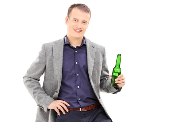 Jovem macho segurando cerveja — Fotografia de Stock