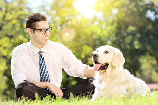 Man med hund i park — Stockfoto