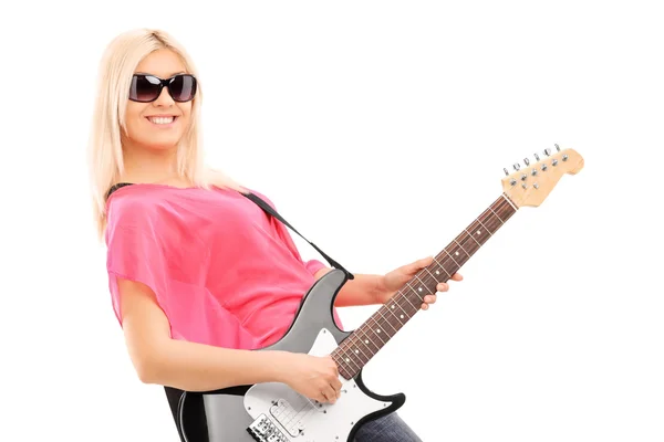 Mujer tocando en la guitarra eléctrica — Foto de Stock