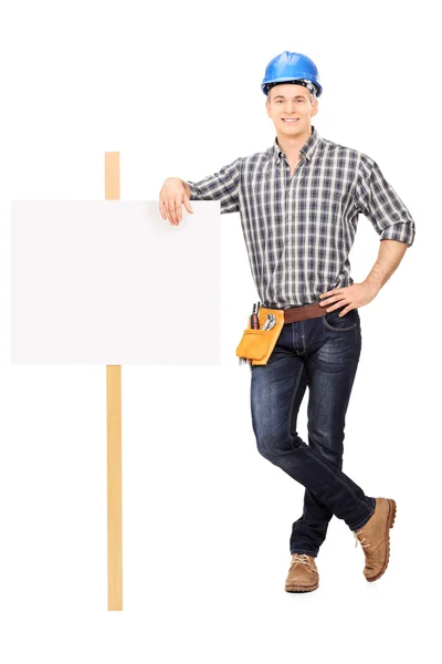 Reparaturmann lehnt an Banner — Stockfoto