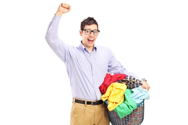 Koš na prádlo hospodářství veselý muž — Stock fotografie