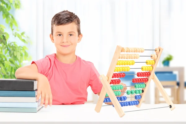 Pojke räknar abacus — Stockfoto