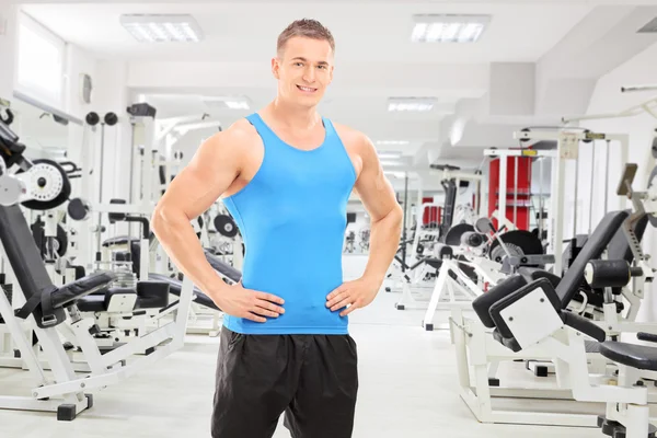 Male athlete posing in gym — Stock Photo, Image