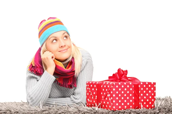 Vrouw naast kerstcadeau — Stockfoto