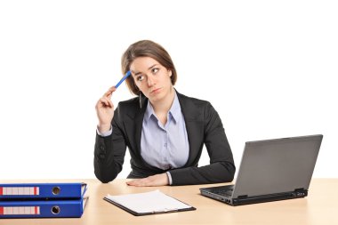 dalgın iş kadını masada oturan