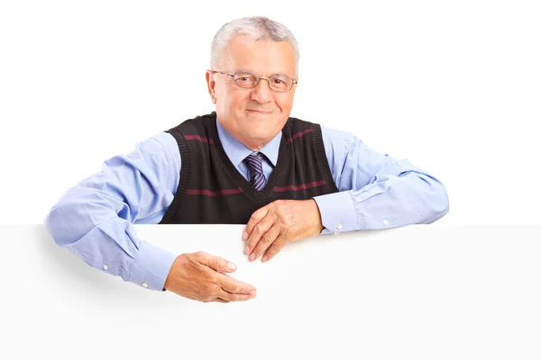 Senior gentleman behind white billboard — Stock Photo, Image